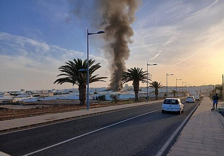 Arden al menos 10 guaguas en un incendio de la nave de Lanzarote Bus