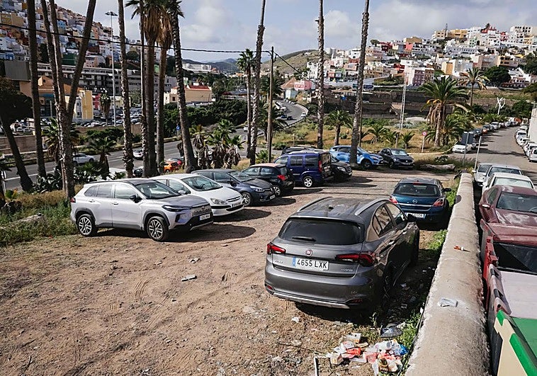 Zona verde ‘reconvertida’ en parquin en San Nicolás