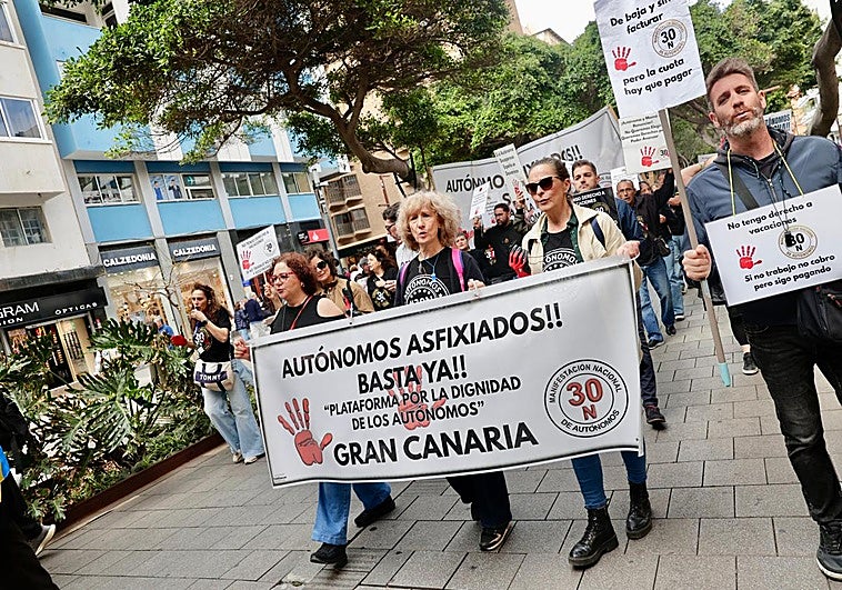 Cientos de autónomos avanzan por León y Castillo para exigir condiciones dignas: «No somos invisibles, somos imprescindibles»