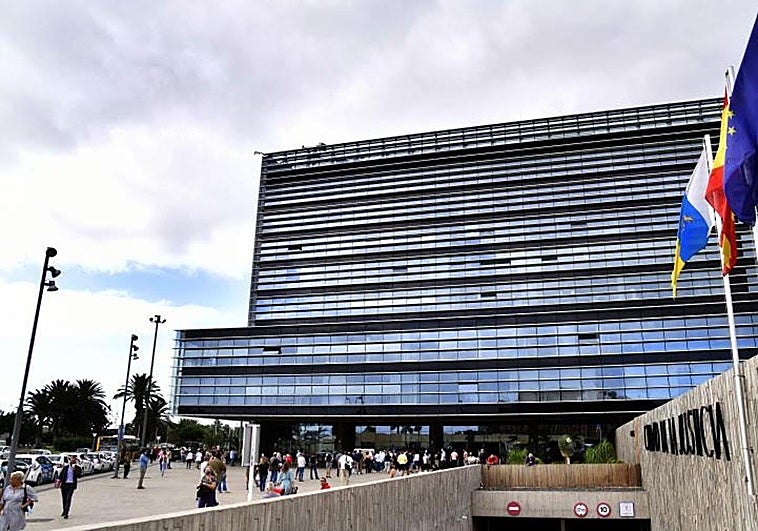 La Audiencia Provincial de Las Palmas descarta intromisión ilegítima en mensajes de la escritora Lucía Etxebarría en redes sociales