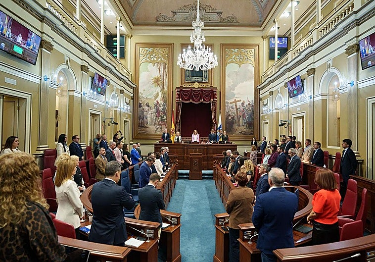Base salarial de 4.054 euros, un complemento de 1.466 y plus por desplazamientos: los parlamentarios canarios se suben un 4% el sueldo
