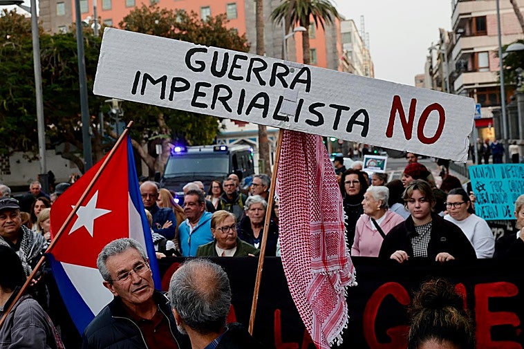 Decenas de personas piden parar la guerra en distintas localidades del archipiélago