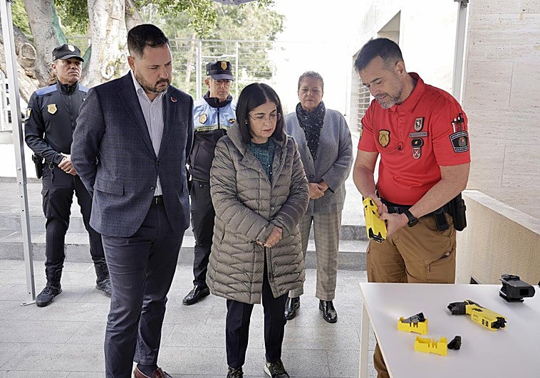 El Ayuntamiento mantiene su apuesta por las pistolas eléctricas para la Policía