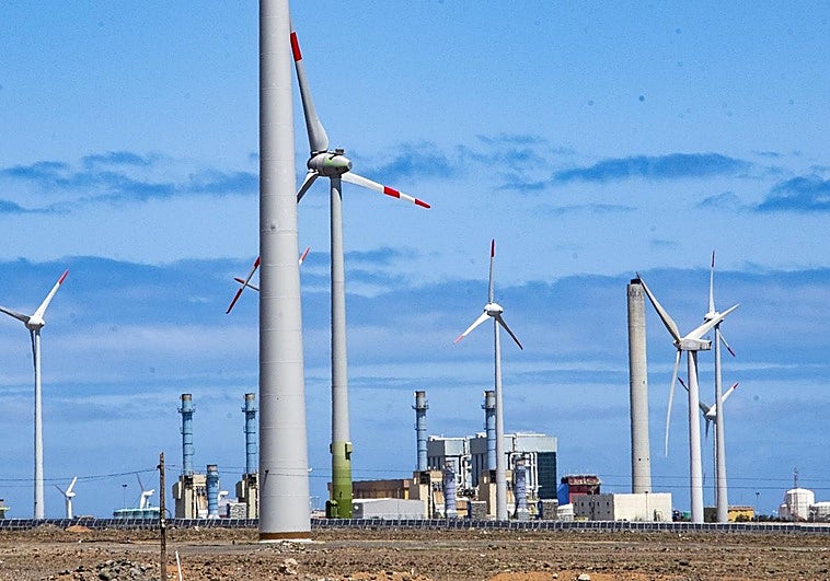 Pedro Sánchez ‘copia’ las ZAR de renovables de Canarias en su decreto de medidas anticrisis por la guerra