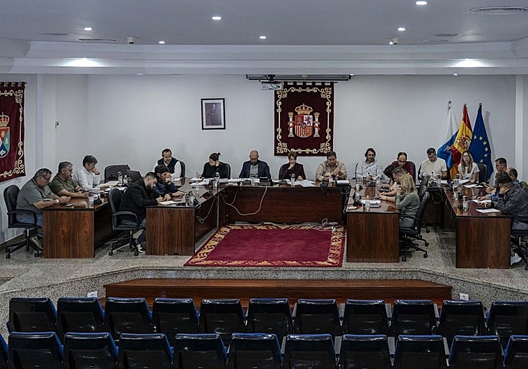 La alcaldesa de Mogán expulsa al portavoz de NC en un pleno tenso por el caso del policía local detenido por quedarse el dinero de las multas