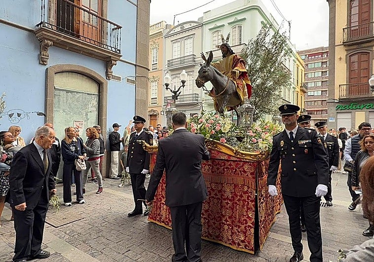 La Burrita se pasea por Triana, en Las Palmas de Gran Canaria
