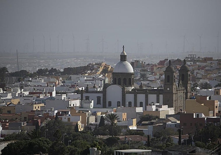 La calima que invade Canarias se espesa este martes