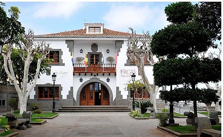 Destapan en un pleno de Firgas que una concejala socialista de La Aldea factura al Ayuntamiento sin contrato legal