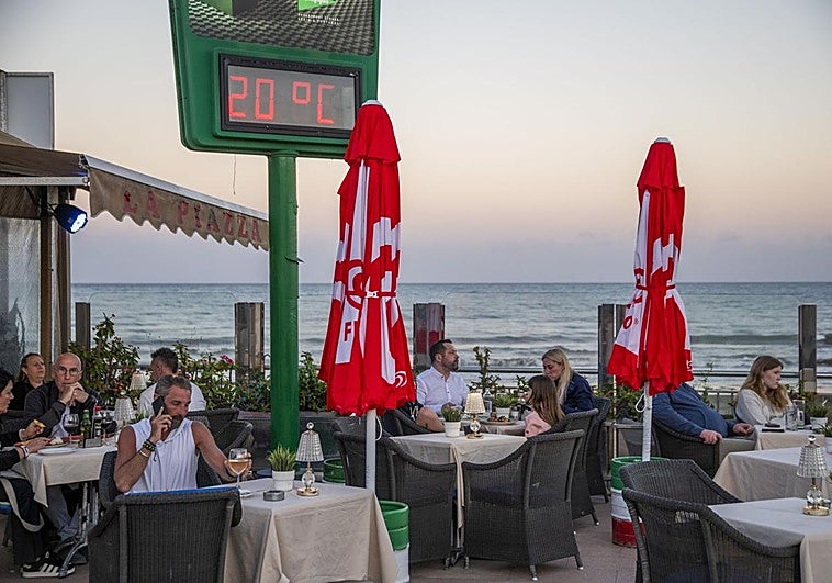 El turista peninsular flaquea en Canarias y cae un 9% en lo que llevamos de año