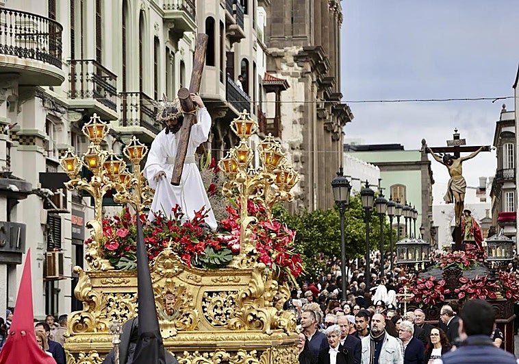 Las Mantillas y la Magna Interparroquial toman la calle en Vegueta y Triana