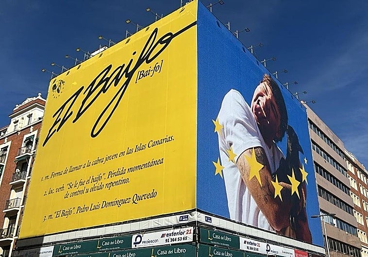 Quevedo planta una lona en el centro de Madrid con un baifo y dispara las teorías sobre un nuevo disco