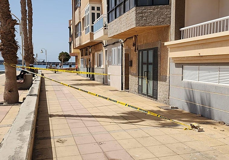 Agüimes valla un tramo de la avenida de Arinaga por desprendimientos en una vivienda