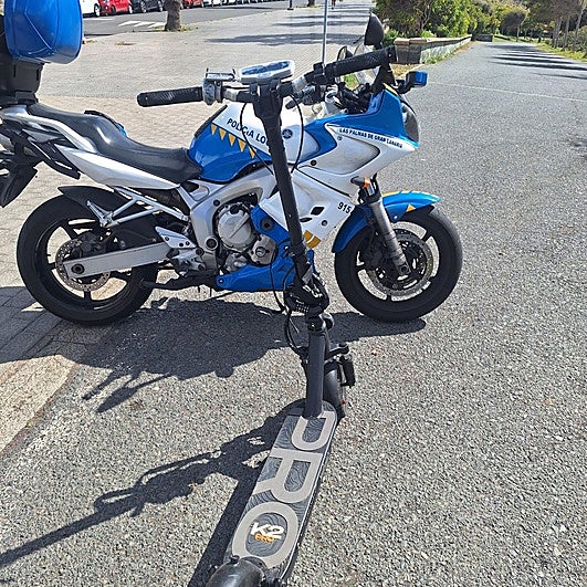 Pillan a dos personas, entre ellas una menor de 13 años, circulando en el mismo patinete por Las Palmas de Gran Canaria