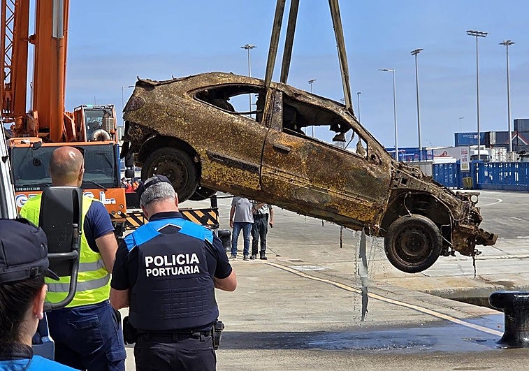 Rescatan en el Puerto de Las Palmas un coche que cayó al mar tras caerse de la rampa de un barco hace un año