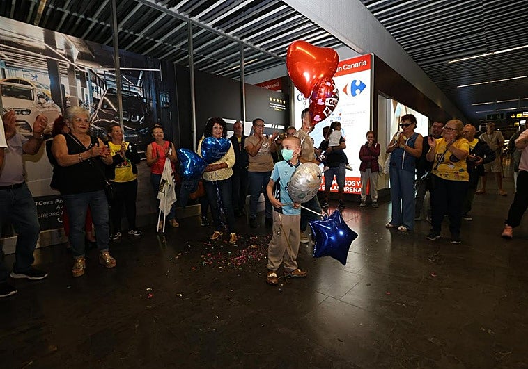 Sonrisas, globos y emoción en el Aeropuerto de Gran Canaria: Elías vuelve a casa tras su trasplante