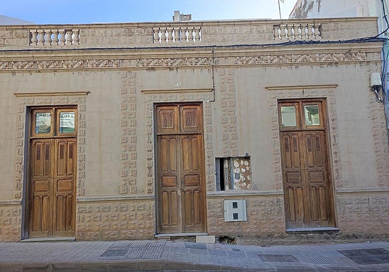 La Aldea requiere al promotor de la reforma de una casa protegida tras dañar la fachada