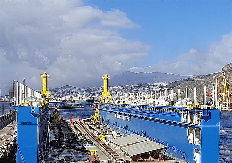 El dique flotante de Hidramar llega a Tenerife tras más de 60 días de travesía desde China