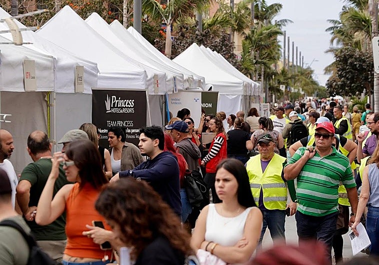 Un escaparate laboral a pie de calle en Vecindario