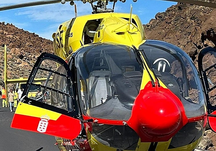 El helicóptero rescata a una una mujer que sufrió una caída mientras realizaba senderismo en Tejeda
