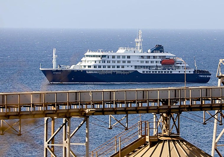 El crucero del hantavirus espera evacuar a dos enfermos antes de poner rumbo a Canarias