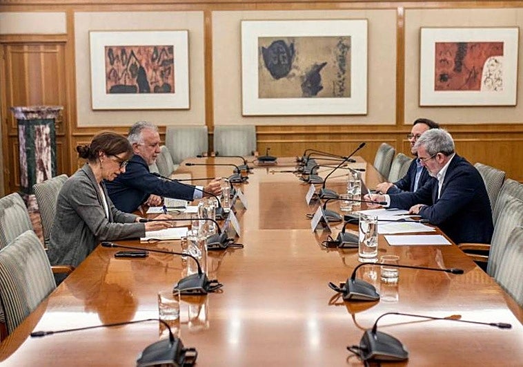 Una reunión de Clavijo con García y Torres calma la tensión entre Canarias y el Estado