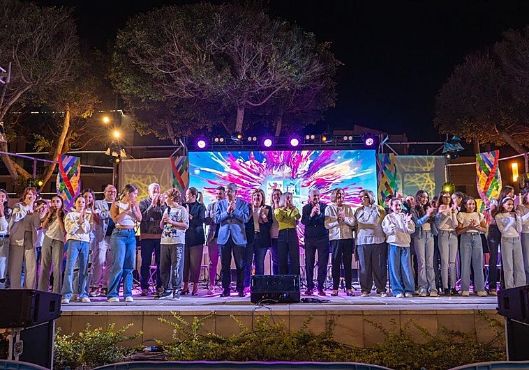 Un viaje a la memoria de la escuela emociona a varias generaciones en el pregón de las fiestas de El Tablero