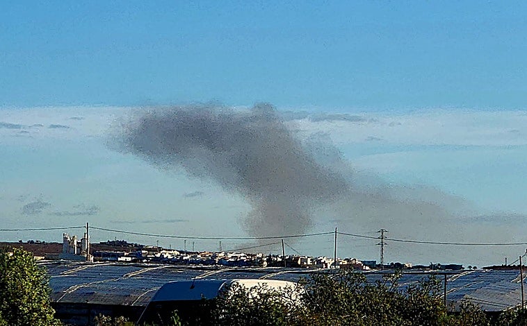 Un incendio en un contenedor de grandes dimensiones provoca una gran humareda en Telde