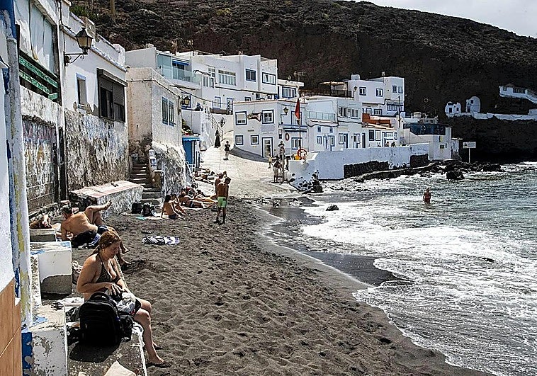 La playa de Tufia se queda sin ducha