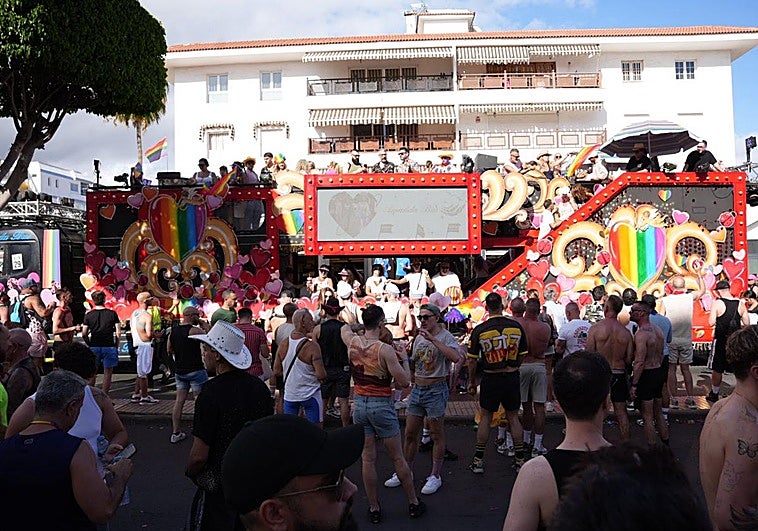 El Desfile de Carrozas de Maspalomas Pride toma las calles de Playa del Inglés