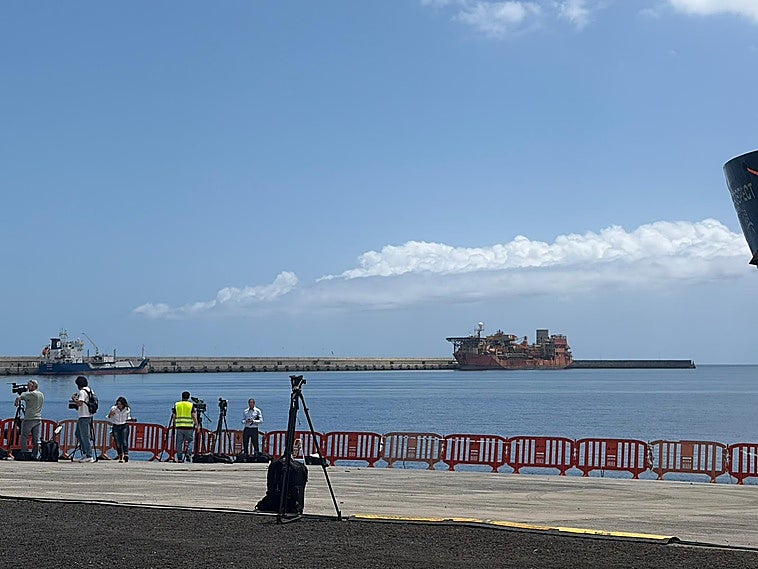 Incertidumbre en Granadilla mientras el puerto se prepara para la llegada del crucero con hantavirus: «No sabemos lo que va a pasar»