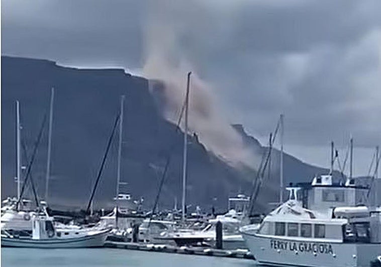 Una ladera del Risco de Famara se desploma al mar y moviliza a los servicios de emergencia en Lanzarote