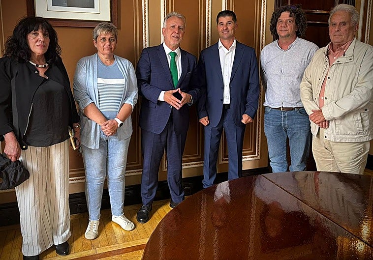 Ángel Víctor Torres promete a las familias nuevas búsquedas en la fosa común de Vegueta