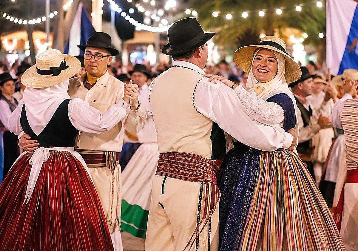 La ciudad celebra el Día de Canarias con un concurrido gran Baile de Taifas