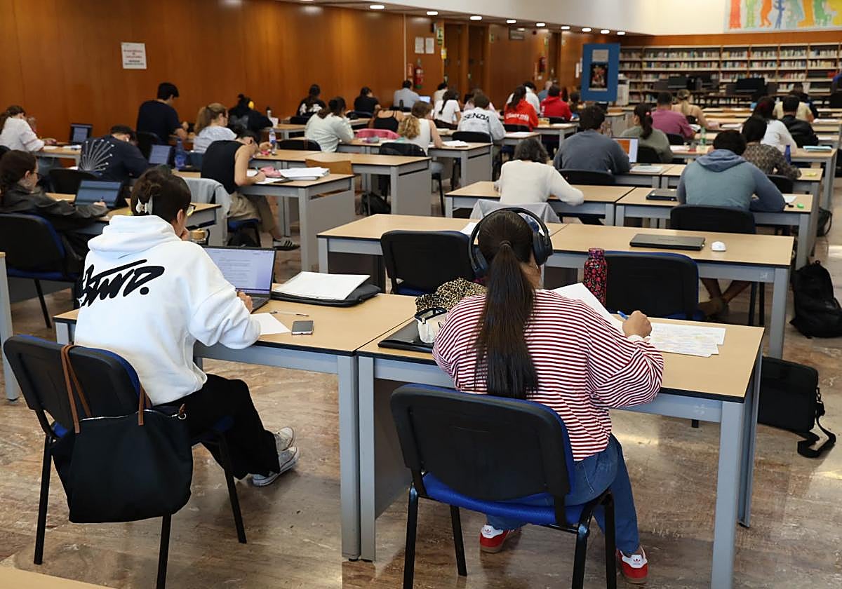 Bibliotecas a rebosar a un día de la selectividad en Canarias: «Necesito mucha nota»