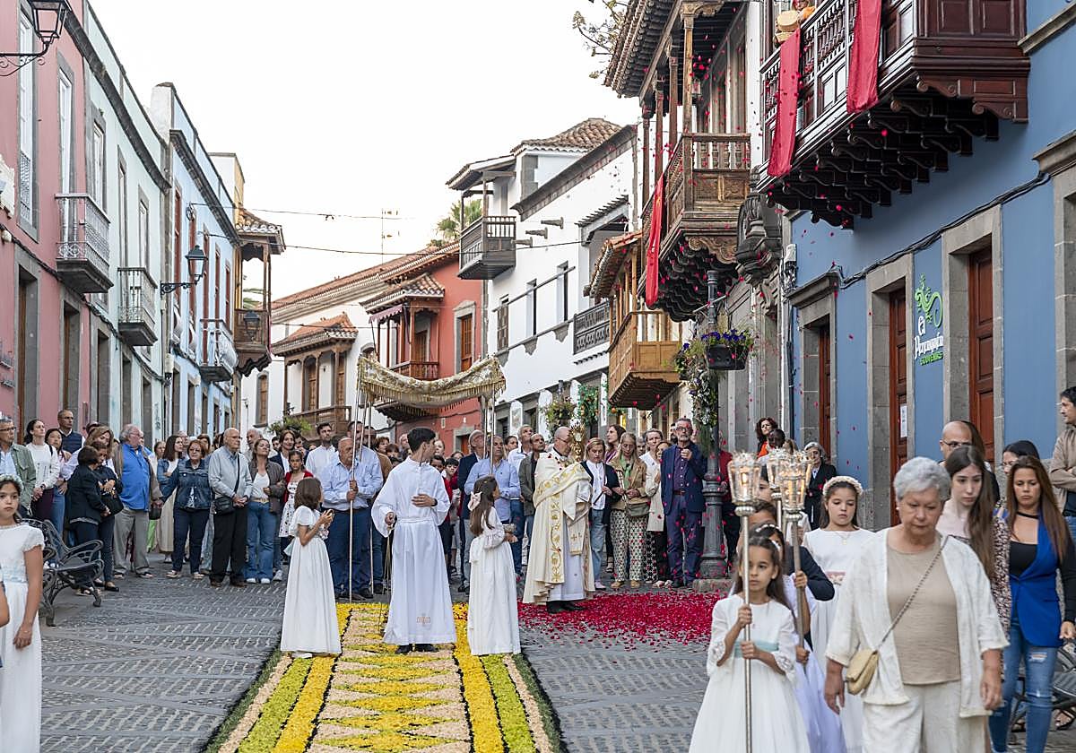 Teror celebra el Corpus Christi este domingo con las tradicionales alfombras en las calles