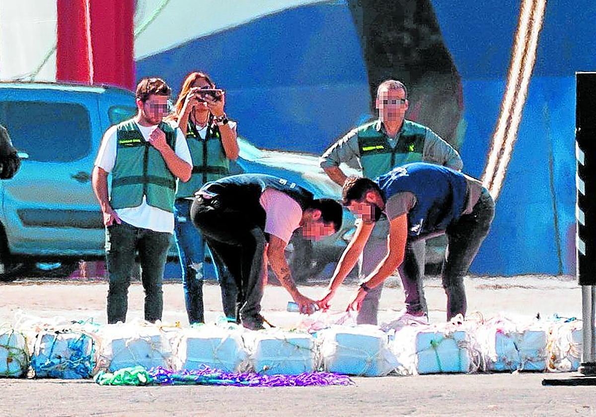 La Justicia avala la detención de una banda que llevaba 4.000 kilos de coca cerca de Canarias