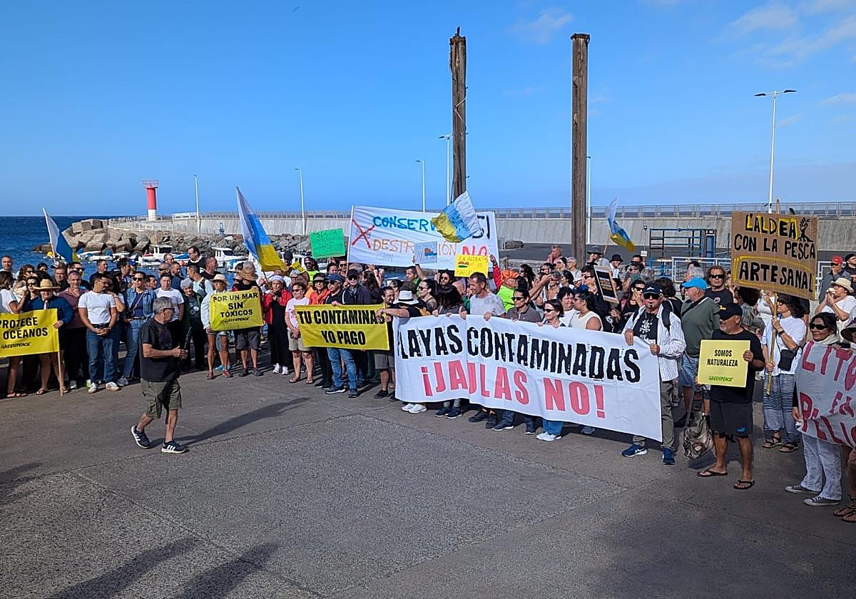 «Chernes sí, lubinas no»: cientos de personas rechazan las granjas marinas en La Aldea