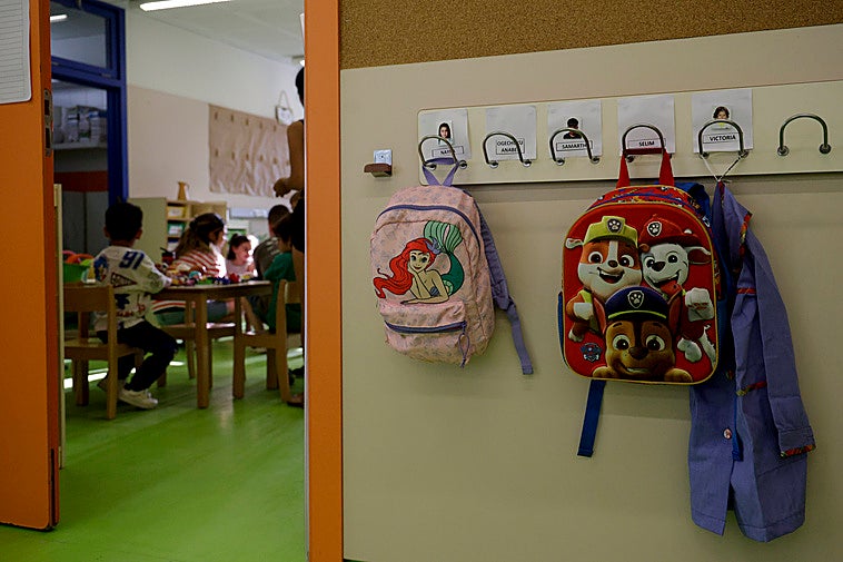 Una treintena de colectivos acusan a Educación de abrir la puerta a la censura en centros