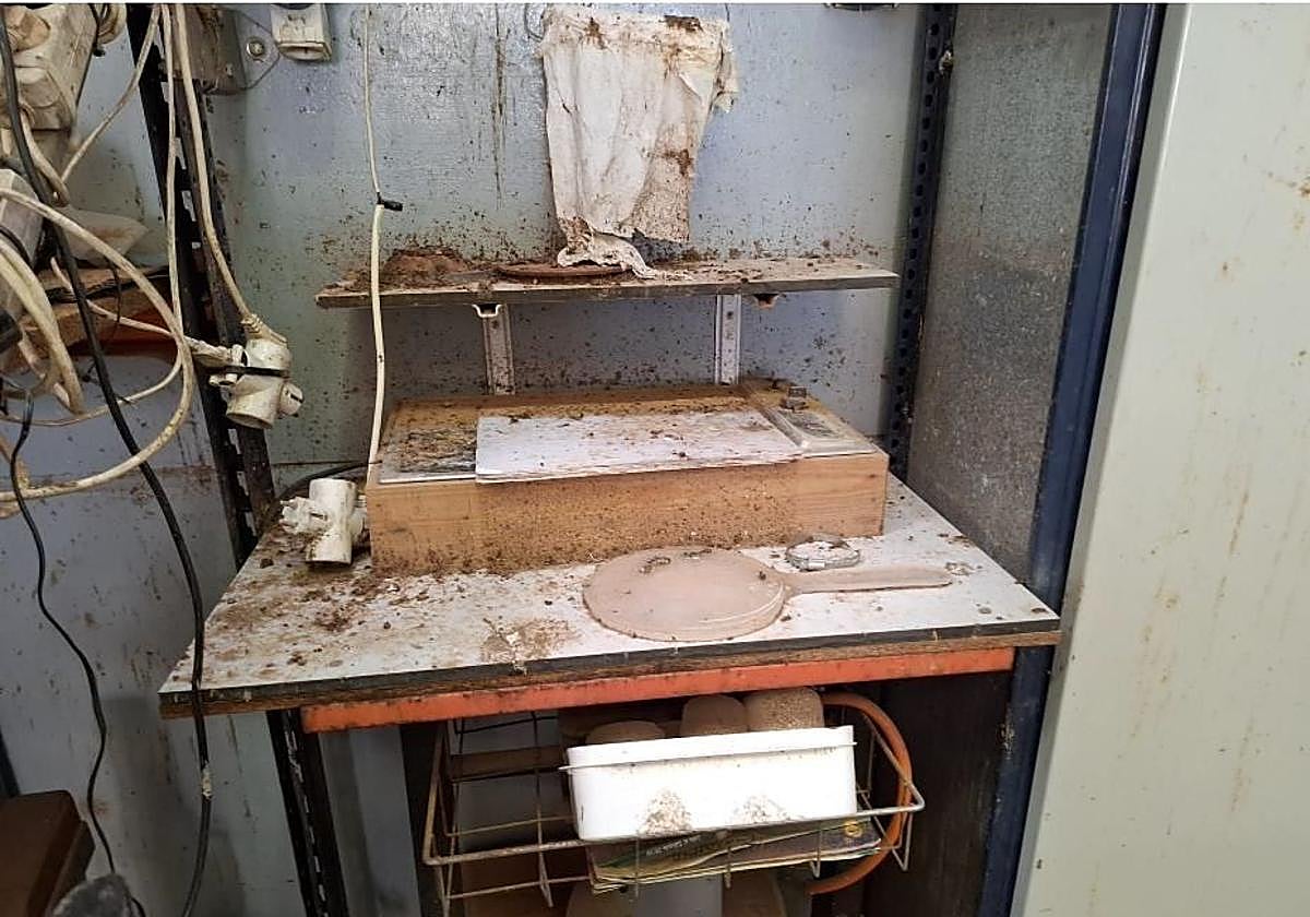 Estado en el que se encuentra una de las zonas de trabajo, con excrementos de palomas.