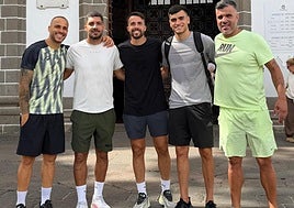 Sandro, Álex Suárez, Kirian, Ale García y el readaptador del equipo Andrés Pérez cumplieron la promesa de cubrir el camino a Teror con una caminata.