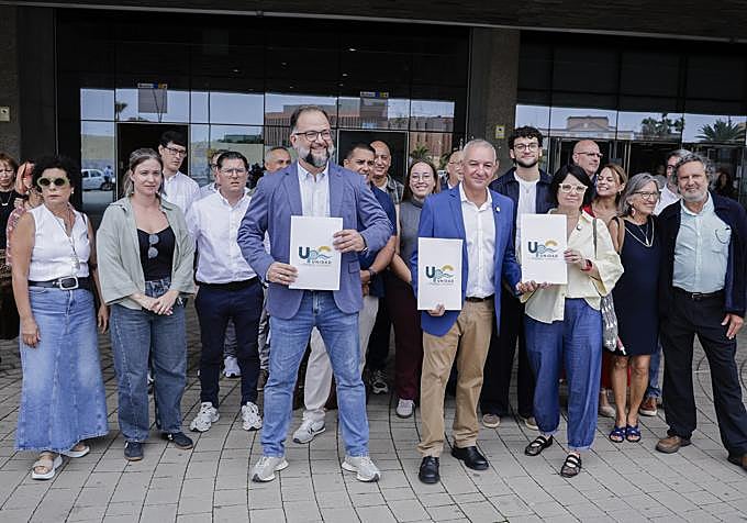 Unidad del Pueblo Canario (UPC), tras el registro de sus candidaturas para las elecciones generales del 29N.