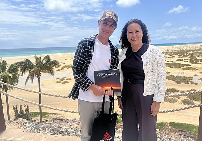 Lola García with the production team