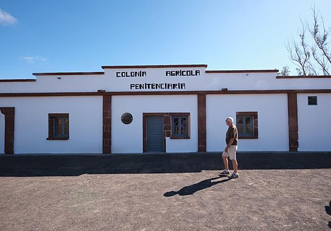 Víctor Ramírez pasea por delante de la fachada de la antigua colonia.
