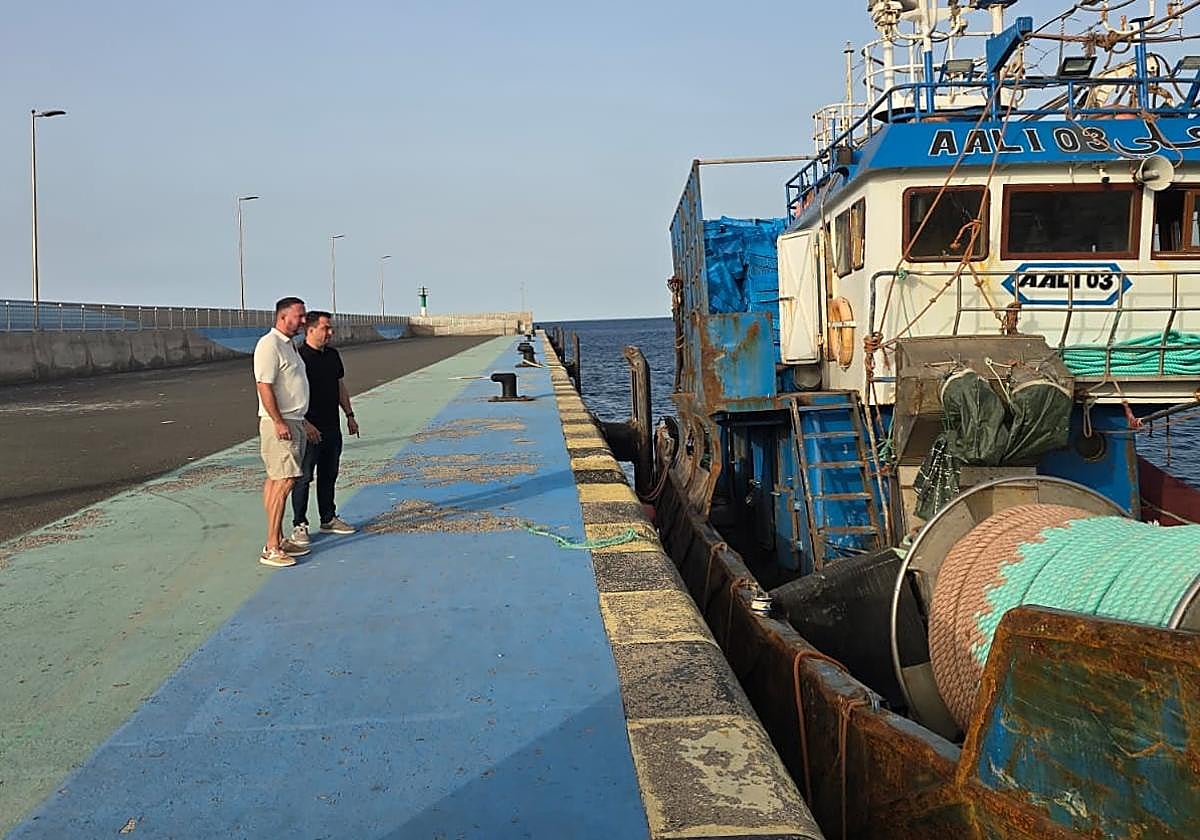 Imagen de Suelta amarras el primer pesquero-patera en el puerto de Gran Tarajal