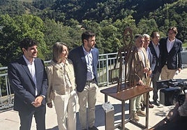 Foto de familia del descubrimiento de la escultura en memoria de García Otero.