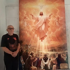 El autor, junto a la obra que donará a la parroquia de San Sebastián, en Agüimes.