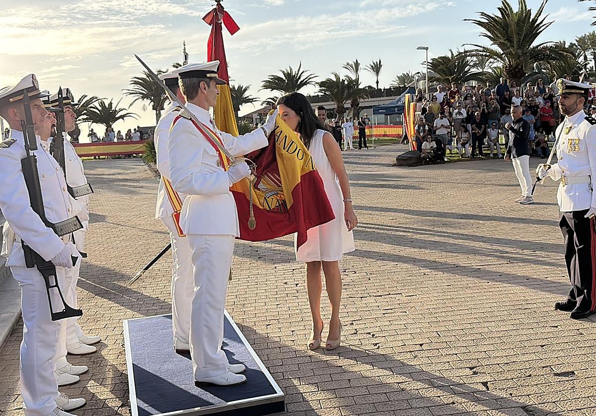 73 civiles juran fidelidad a la bandera de España a los pies del Faro de Maspalomas