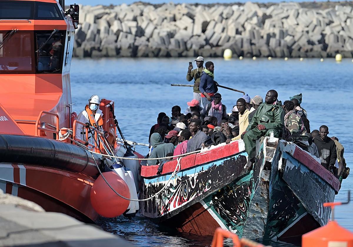 Salvamento Marítimo escolta hasta La Restinga a un segundo cayuco con 177 personas migrantes