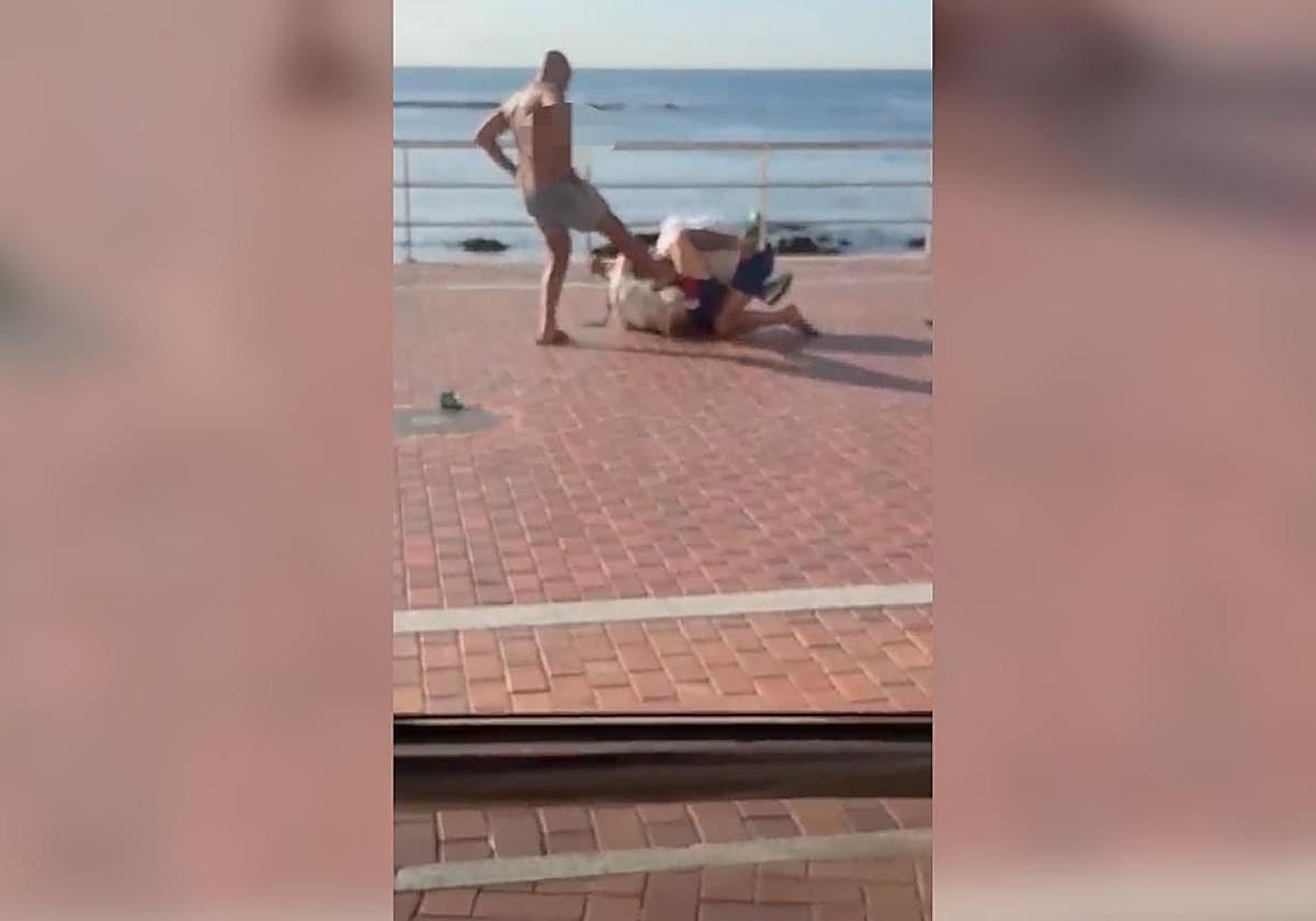 Una pelea en Las Canteras acaba con una persona detenida