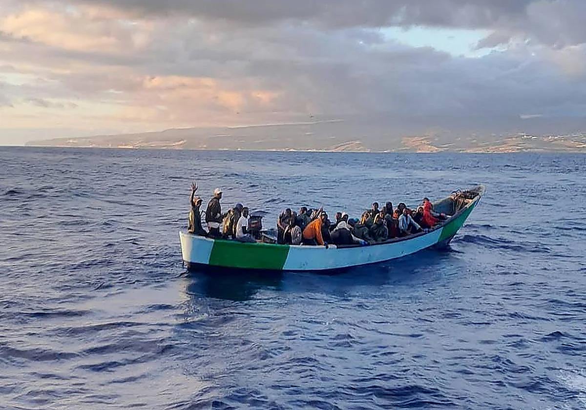 Salvamento Marítimo rescata a 139 personas de un cayuco con nueve menores y seis mujeres al sur de El Hierro